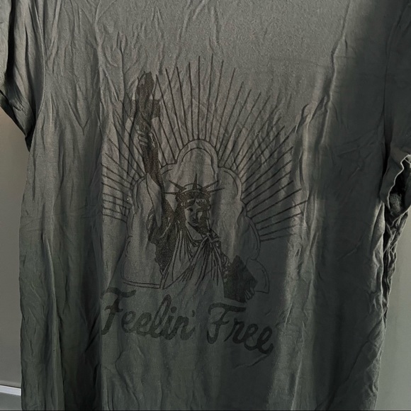 Feelin Free NYC Graphic Tee. - Picture 3 of 5